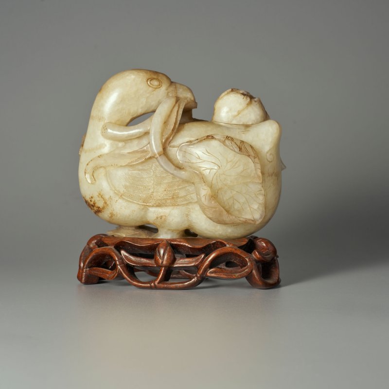 清十九世紀 青白玉⌈寶鴨銜蓮⌋擺件 及座 | A PALE GREEN JADE 'DUCK AND LOTUS' FIGURE GROUP