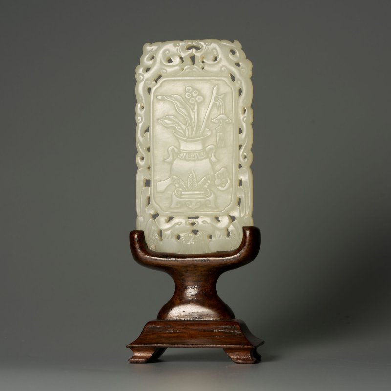 清十八/十九世紀 白玉⌈吉祥如意⌋牌 及座 | A WHITE JADE 'BOGU' PLAQUE - 图1
