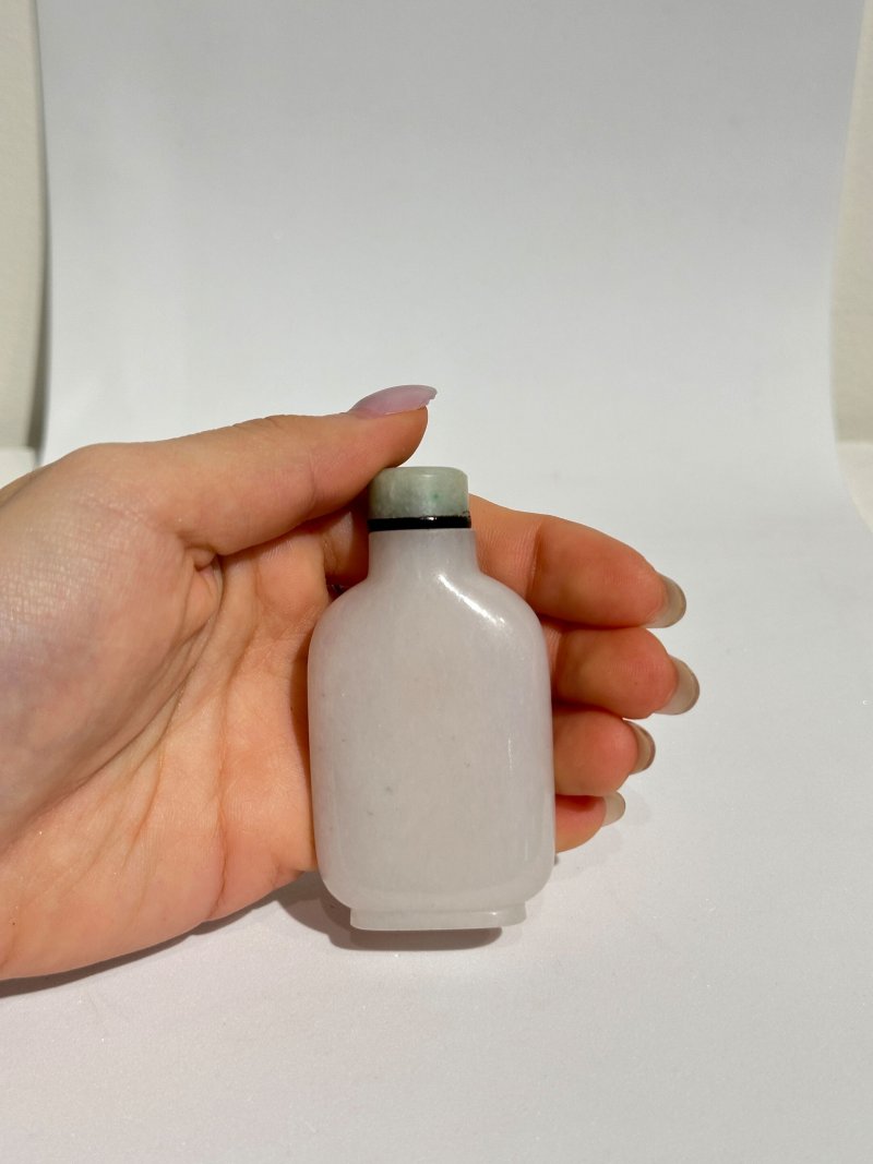 清十八/十九世紀 白玉光素鼻煙壺、翡翠蓋 | A WHITE JADE SNUFF BOTTLE - 图3