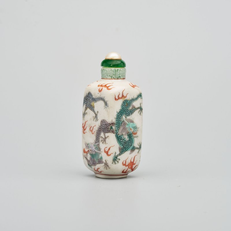 十九世紀 粉彩龍紋鼻煙壺 ⌈乾隆年製⌋青花篆書款 | A FAMILLE ROSE 'DRAGON' SNUFF BOTTLE - 图10