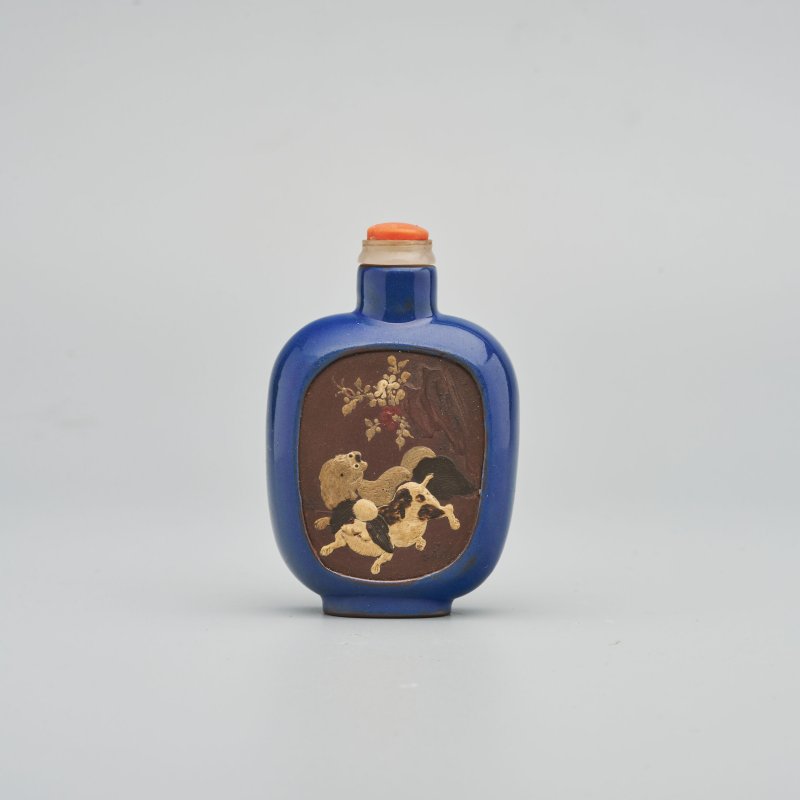 1750-1850 宜興紫砂藍釉堆彩犬鴿紋鼻煙壺 | A BLUE-ENAMELLED AND SLIP-DECORATED DARK BROWN YIXING SNUFF BOTTLE - 图1