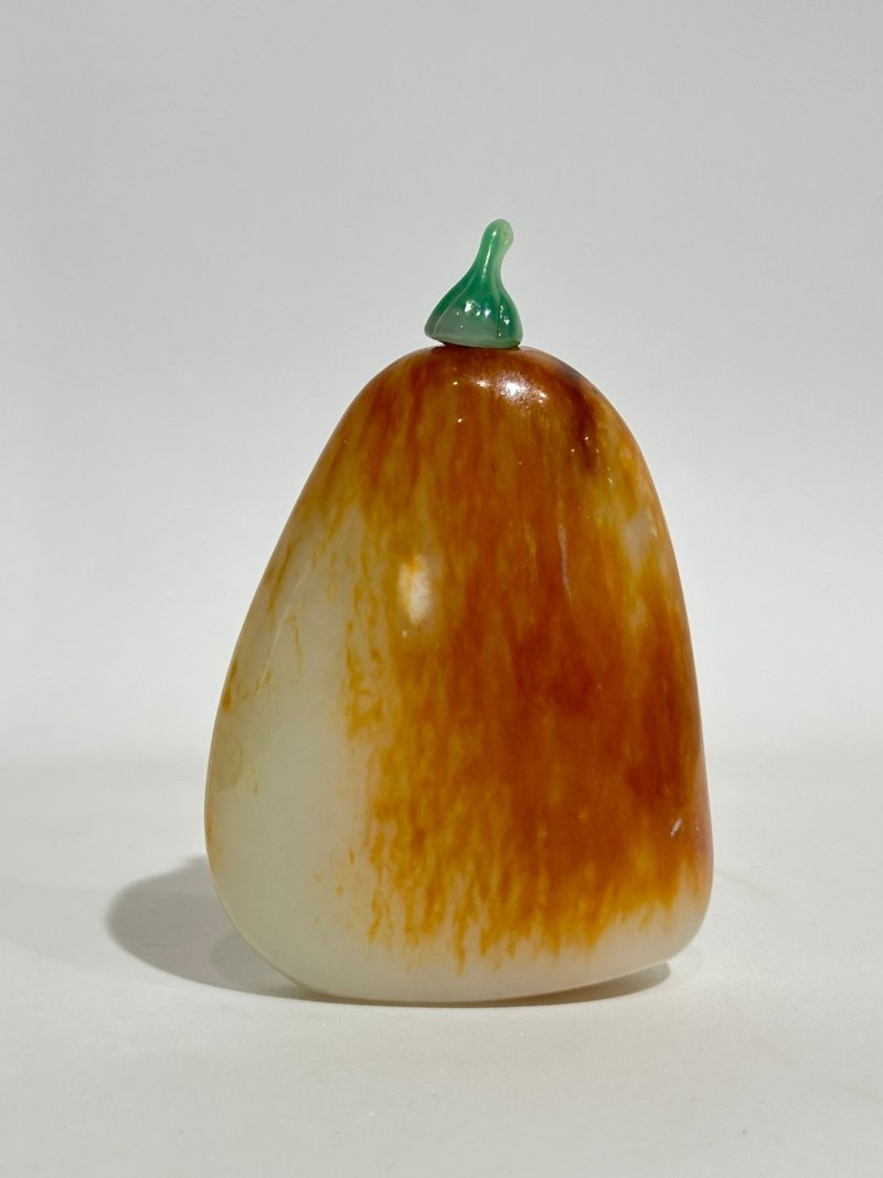 清同治一八六九年 汪鑅作子玉卵石帶皮隨形鼻煙壺、翡翠蓋 | AN INSCRIBED WHITE AND RUSSET JADE 'PEBBLE' SNUFF BOTTLE - 图8