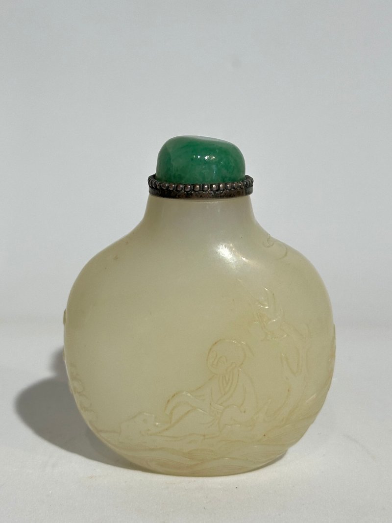 1750-1850 白玉人物紋鼻煙壺、翡翠蓋 | A WHITE JADE 'FIGURE' SNUFF BOTTLE - 图10