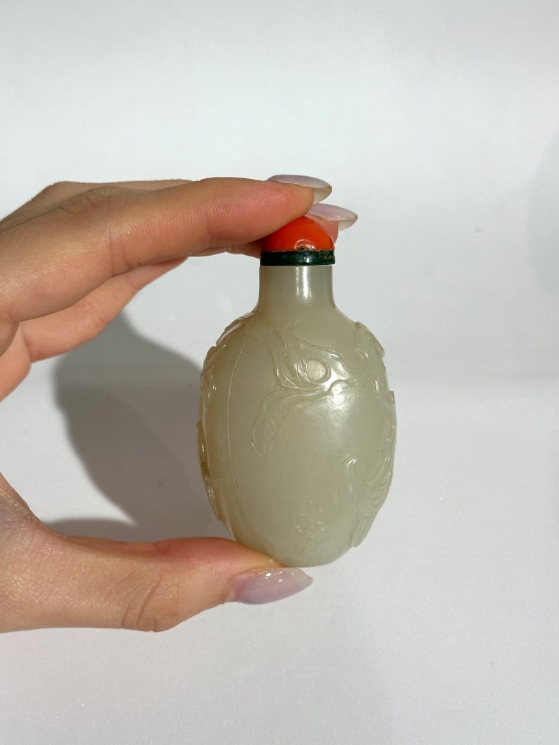 清十九世紀 白玉帶皮⌈瓜瓞綿綿⌋鼻煙壺 | A WHITE AND RUSSET JADE 'MELON' SNUFF BOTTLE - 图4