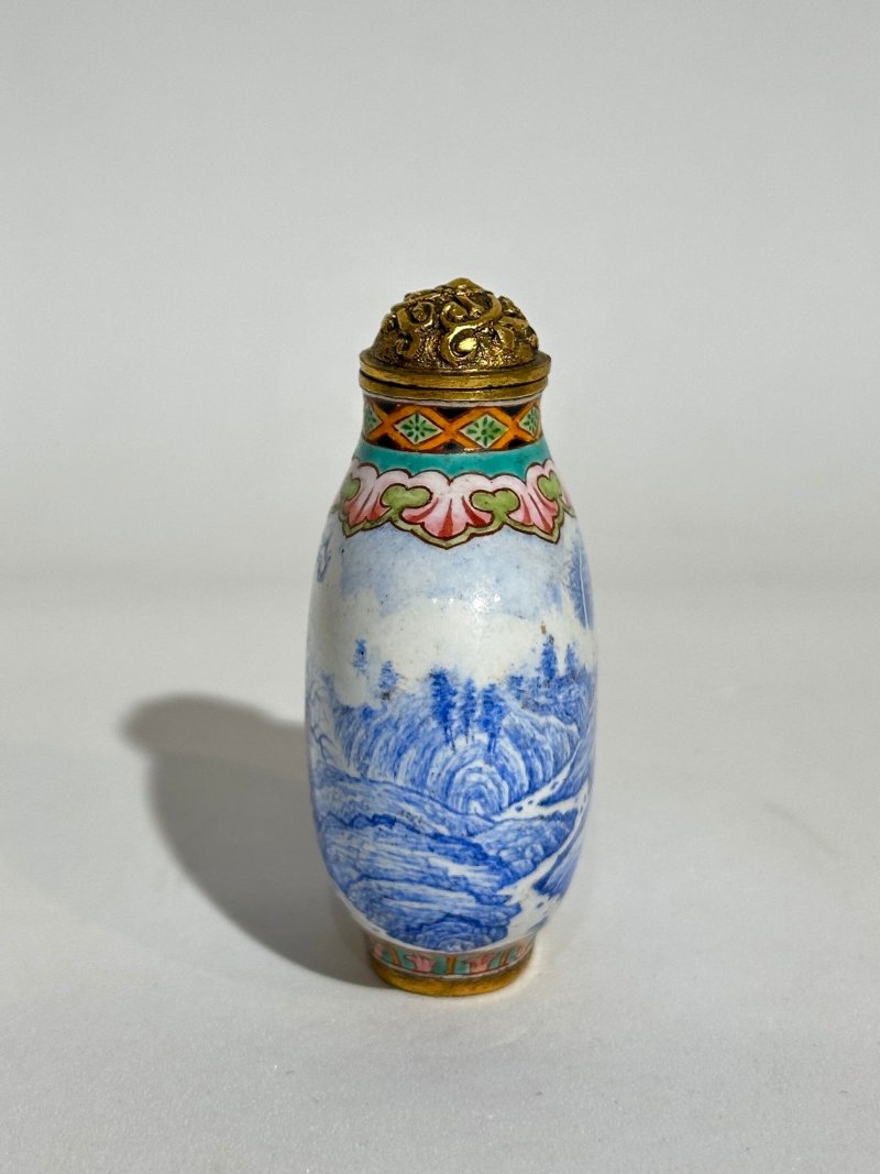 銅胎畫琺瑯⌈明式山水⌋鼻煙壺 ⌈乾隆年製⌋藍釉楷書款 | A PAINTED ENAMEL 'BLUE LANDSCAPE' SNUFF BOTTLE - 图7