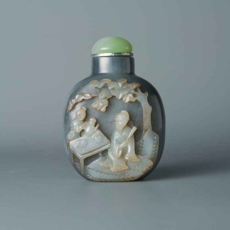 清1780-1850 蘇式灰白玉巧雕⌈高士品茗⌋鼻煙壺 | A BLACK AND WHITE JADE 'TEA CEREMONY' SNUFF BOTTLE - 图1