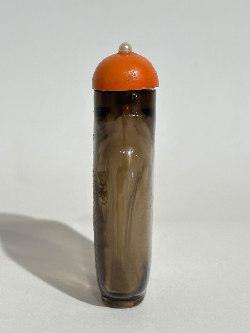 清十八/十九世紀 煙晶填金⌈松鶴延年⌋鼻煙壺 | A GILT-DECORATED SMOKY QUARTZ 'CRANE AND PINE' SNUFF BOTTLE - 图7