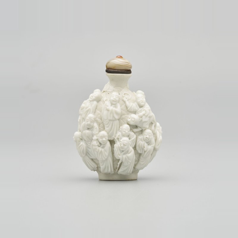 清嘉慶 瓷胎模印⌈十八羅漢⌋鼻煙壺 | A MOULDED BISCUIT PORCELAIN 'EIGHTEEN LUOHAN' SNUFF BOTTLE - 图1