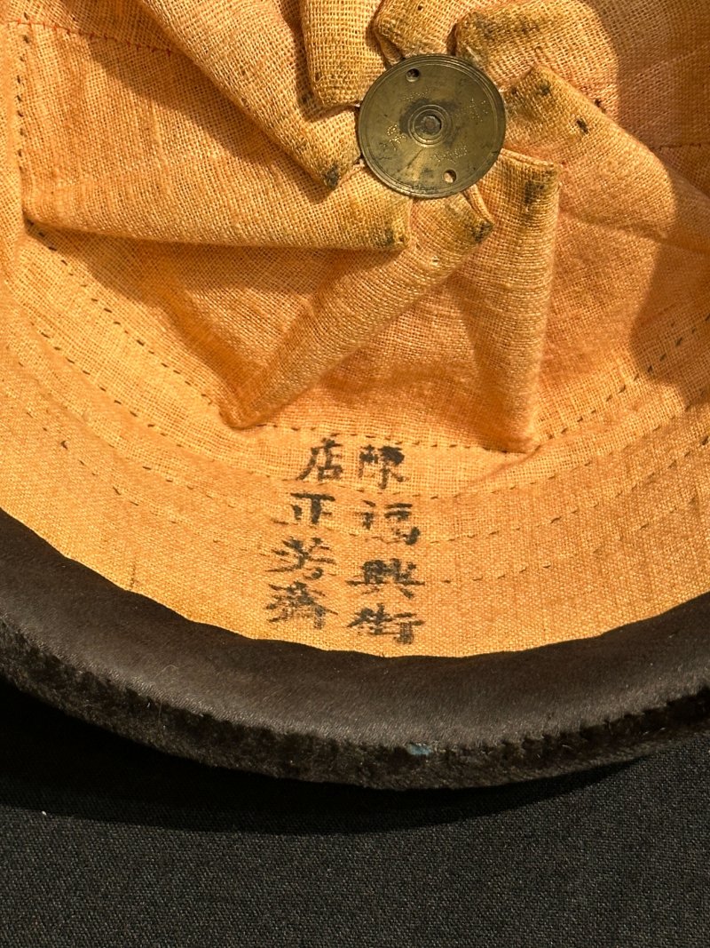 晚清 黑地雙龍戲珠紋披領及四品冬吉服冠一組二件 | AN EMBROIDERED PILING COLLAR AND A FOURTH-RANK OFFICIAL WINTER HAT - 图2