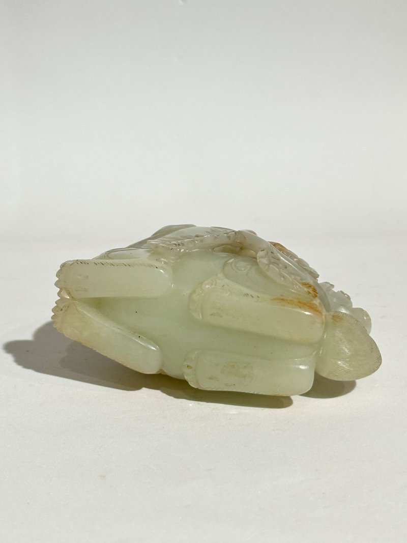 清 青白玉瑞獸銜花擺件 及座 | A GREENISH WHITE JADE 'DOG' CARVING WITH RUSSET INCLUSION - 图5