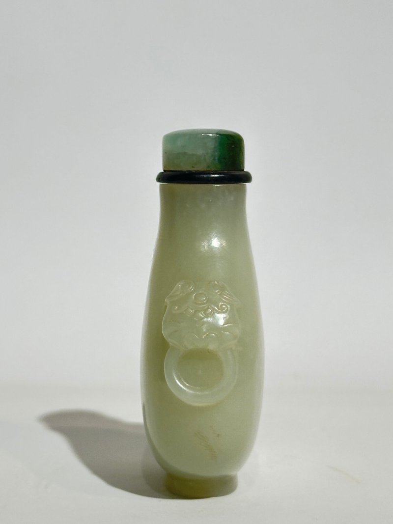 清十九世紀 青白玉光素鋪首銜環耳鼻煙壺、翡翠蓋 | A GREENISH WHITE JADE SNUFF BOTTLE - 图6