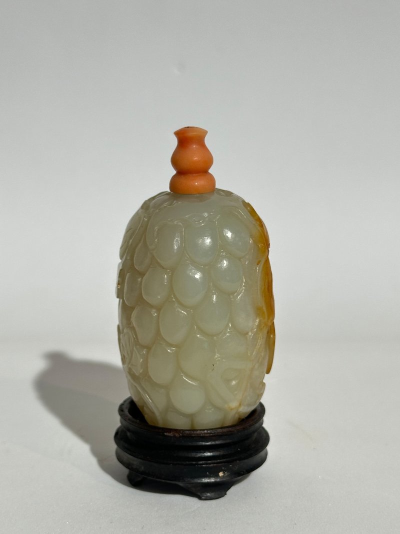 清十九世紀 白玉帶皮巧雕葡萄紋鼻煙壺、珊瑚蓋 及座 | A WHITE JADE 'GRAPES' SNUFF BOTTLE WITH RUSSET INCLUSION - 图6