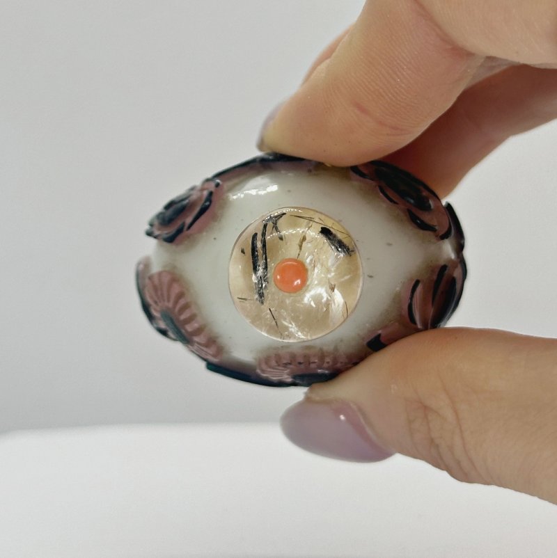 1750-1850 涅白地套三色玻璃菊紋鼻煙壺 髮晶點珊瑚蓋 | A MULTI-COLOUR OVERLAY WHITE GLASS 'FLOWERS' SNUFF BOTTLE - 图2