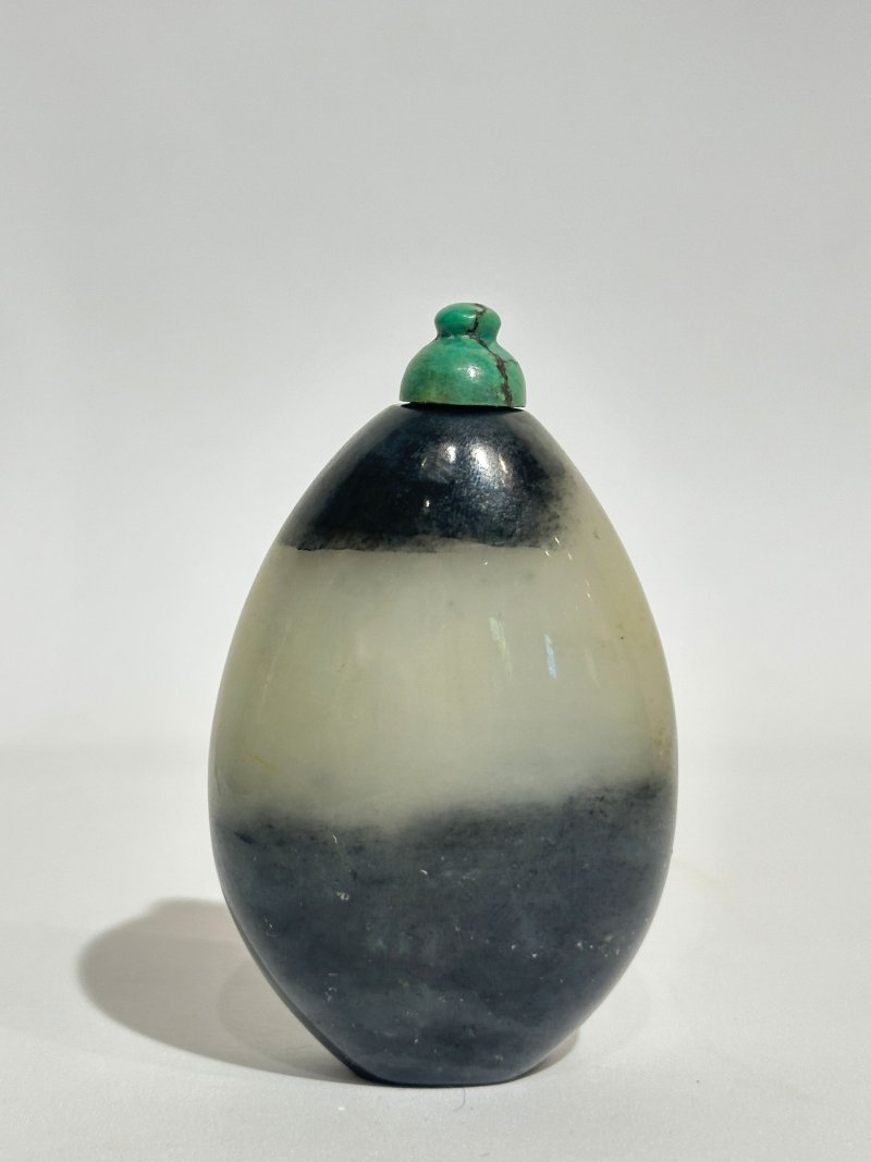 清十九世紀 黑白玉隨形鼻煙壺 | A BLACK AND WHITE JADE 'PEBBLE' SNUFF BOTTLE - 图8