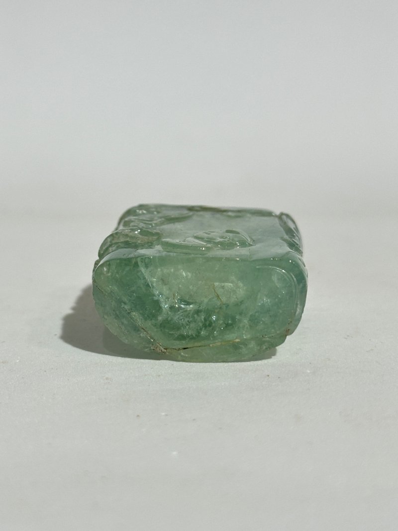 清中期 綠寶石蝠紋鼻煙壺 | A PALE GREEN BERYL 'BAT' SNUFF BOTTLE - 图5