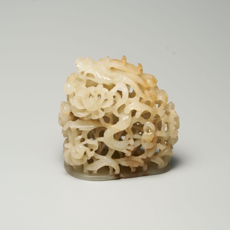 元十三/十四世紀 灰白玉鏤雕穿花龍頂飾 | A GREYISH WHITE JADE 'DRAGON AND CHRYSANTHEMUM' HAT FINIAL - 图11