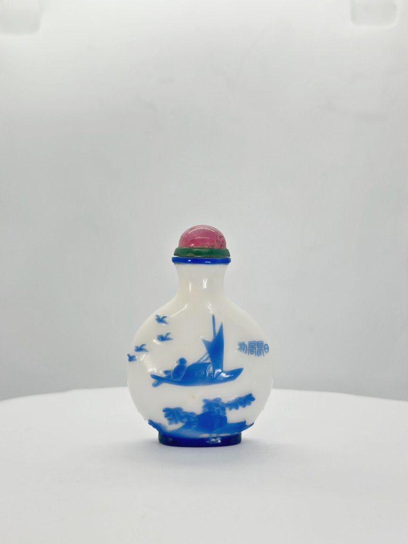 晚清 揚州風格涅白地套藍玻璃⌈日長春初⌋鼻煙壺 ⌈正可⌋款 | A BLUE OVERLAY WHITE GLASS 'BOATING' SNUFF BOTTLE - 图9