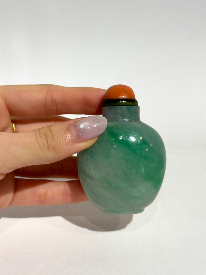 1780-1850 翡翠鼻煙壺、珊瑚蓋 | AN APPLE-GREEN JADEITE SNUFF BOTTLE - 图3
