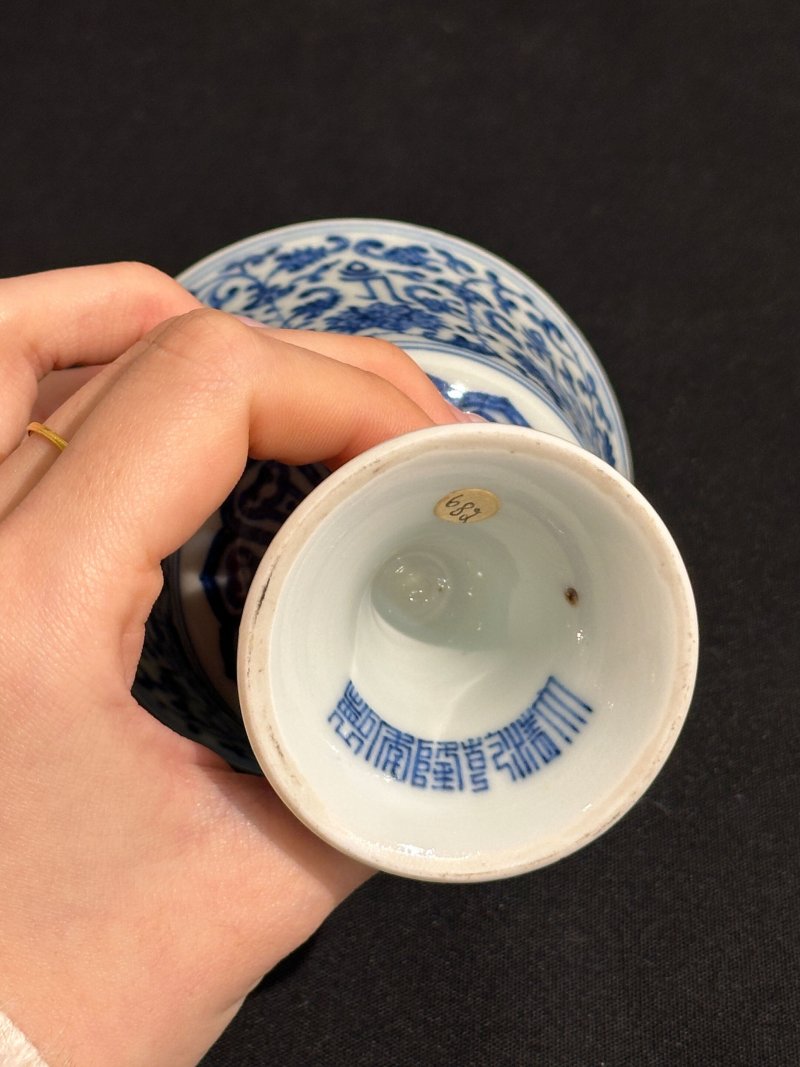 清乾隆 青花纏枝蓮紋梵文高足盃 ⌈大清乾隆年製⌋青花篆書款 及盒 | A BLUE AND WHITE 'LANCA' STEM CUP - 图3