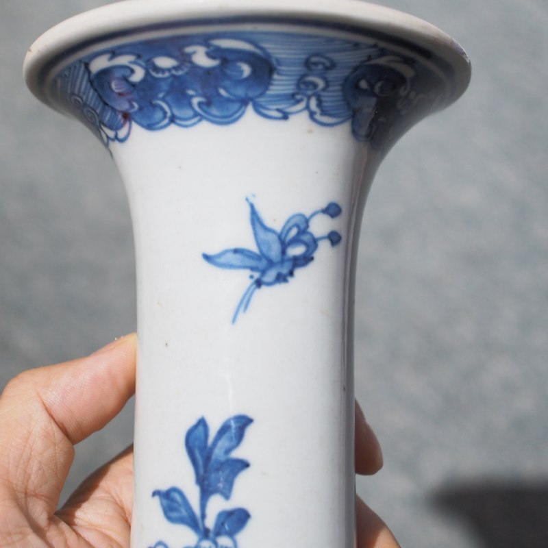 清乾隆 青花花卉纹花觚 - 图9