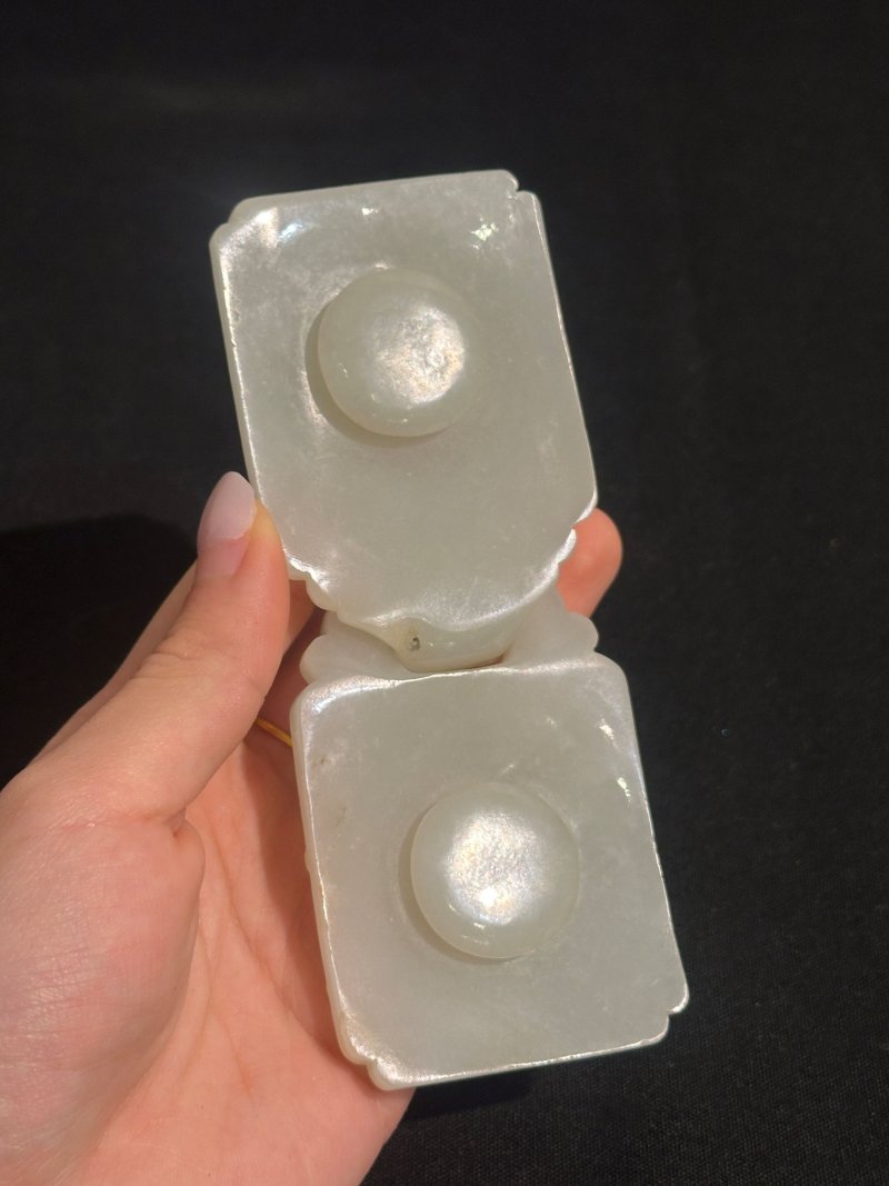 清十八/十九世紀 白玉花卉紋帶扣 | A WHITE JADE TWO-PART 'FLORAL' BELT BUCKLE - 图2
