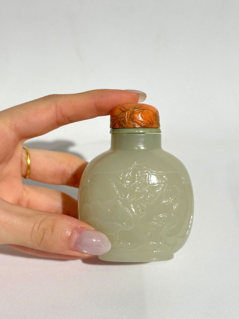 1750-1850 青白玉⌈一路連科⌋鼻煙壺、珊瑚蓋 | A GREENISH WHITE JADE 'LOTUS AND EGRET' SNUFF BOTTLE - 图3