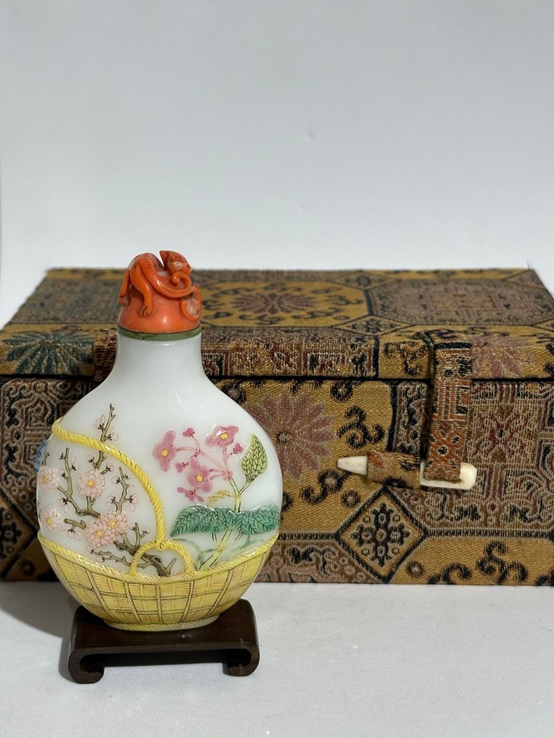 1750-1850 涅白玻璃胎畫琺瑯花籃式鼻煙壺、珊瑚蓋 ⌈古月軒⌋礬紅楷書款 及盒 | AN ENAMELLED GLASS SNUFF BOTTLE - 图10