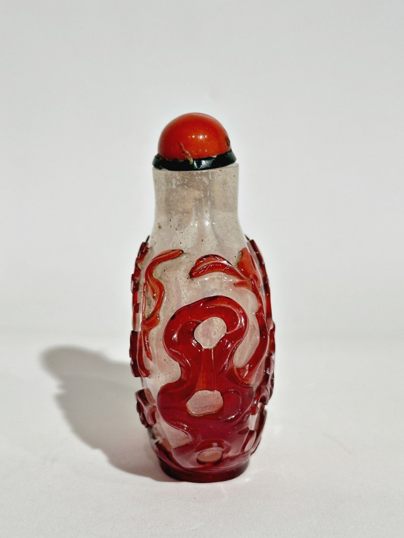 清十九世紀 霏雪地套紅玻璃蝠紋鼻煙壺 | A RED OVERLAY GLASS 'BATS' SNUFF BOTTLE - 图7