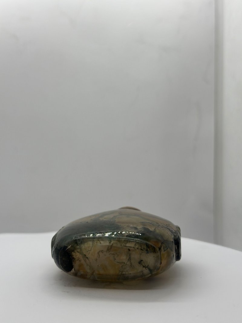 （壺）1780至1880，以葉仲三風格繪於其後 水藻瑪瑙內畫「汎舟清談•金玉滿堂」鼻煙壺、珊瑚蓋 | AN INSIDE PAINTED MOSS AGATE 'BOATING AND GOLDFISH' SNUFF BOTTLE - 图3