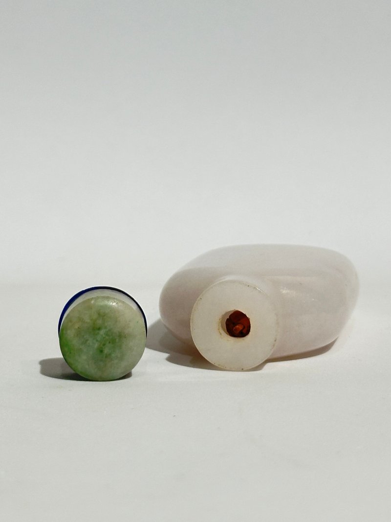 清十八/十九世紀 白玉光素鼻煙壺、翡翠蓋 | A WHITE JADE SNUFF BOTTLE - 图4