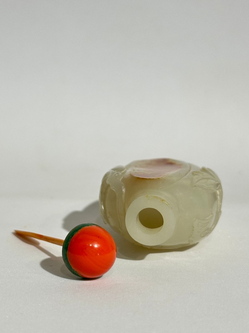 清十九世紀 白玉帶皮⌈瓜瓞綿綿⌋鼻煙壺 | A WHITE AND RUSSET JADE 'MELON' SNUFF BOTTLE - 图5