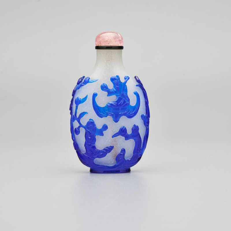 1750-1850 霏雪地套藍玻璃⌈八仙獻壽⌋鼻煙壺 | A BLUE OVERLAY TRANSLUCENT GLASS 'THE GOD OF LONGEVITY' SNUFF BOTTLE - 图1