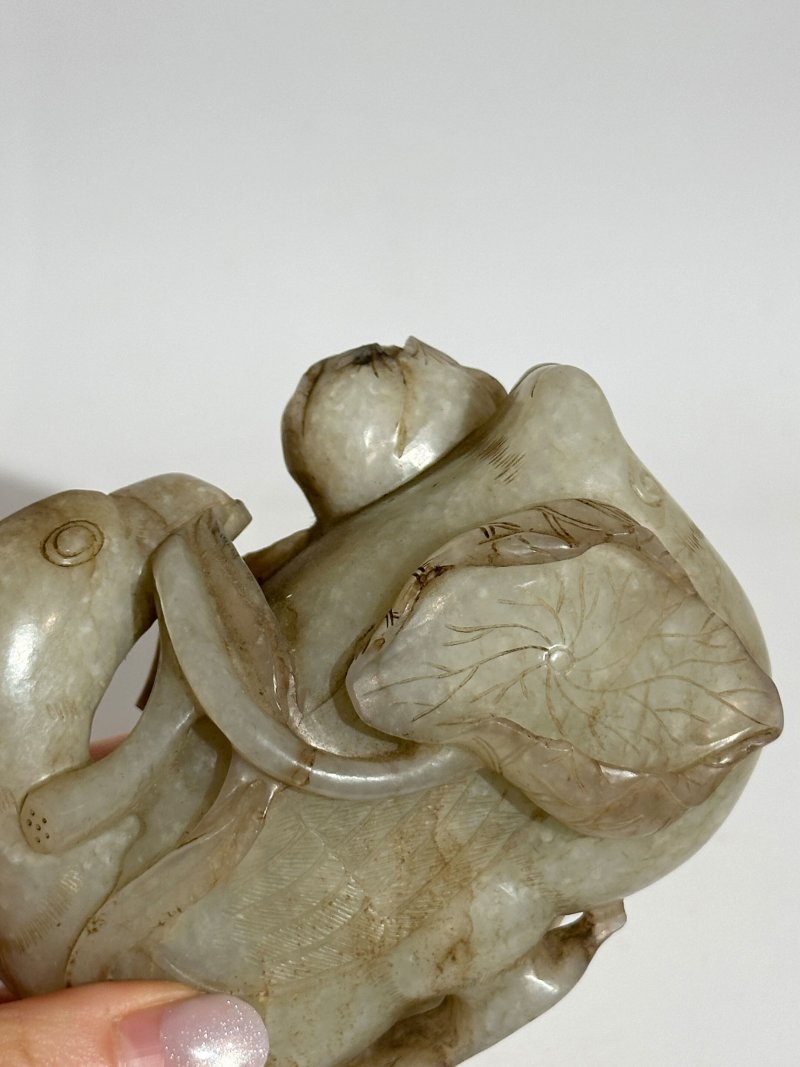 清十九世紀 青白玉⌈寶鴨銜蓮⌋擺件 及座 | A PALE GREEN JADE 'DUCK AND LOTUS' FIGURE GROUP - 图2