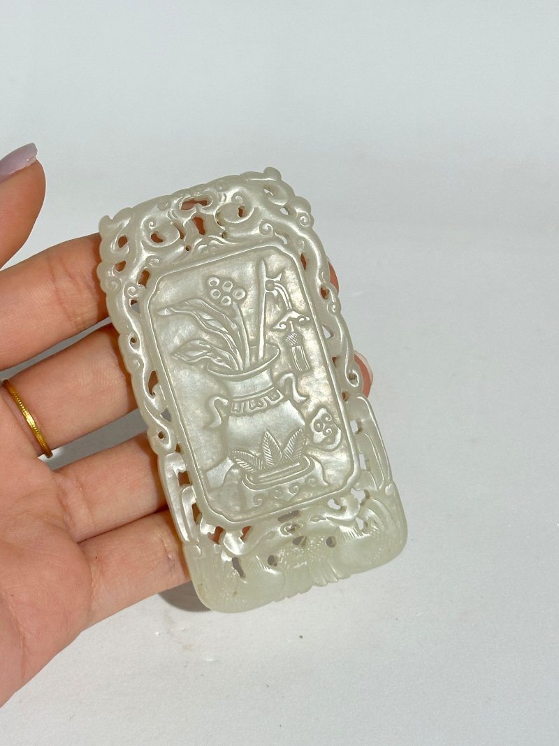 清十八/十九世紀 白玉⌈吉祥如意⌋牌 及座 | A WHITE JADE 'BOGU' PLAQUE - 图2