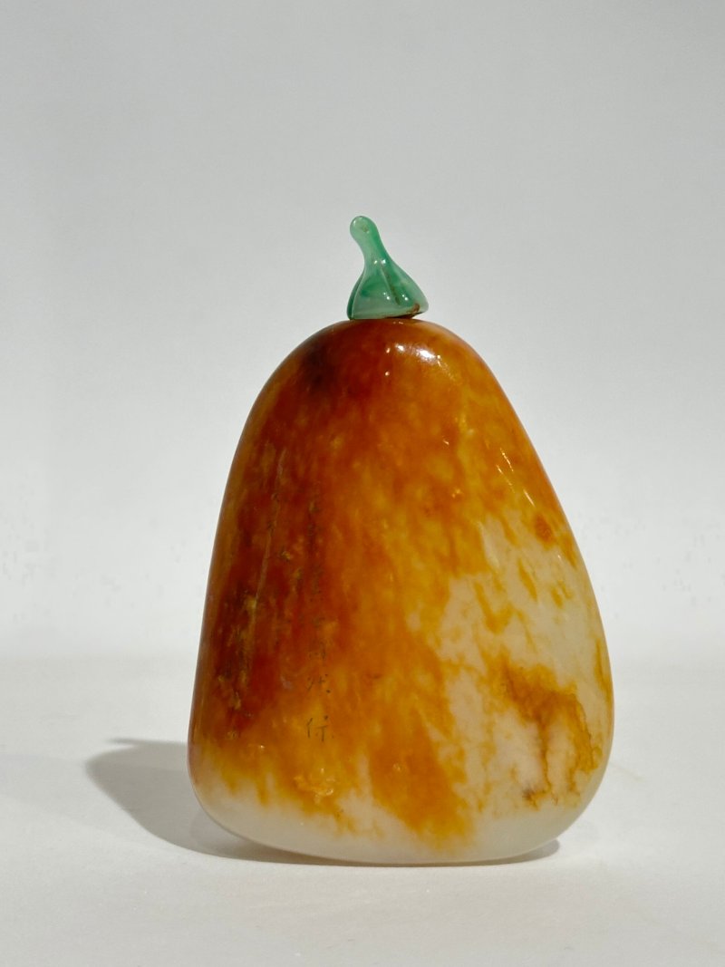 清同治一八六九年 汪鑅作子玉卵石帶皮隨形鼻煙壺、翡翠蓋 | AN INSCRIBED WHITE AND RUSSET JADE 'PEBBLE' SNUFF BOTTLE - 图9