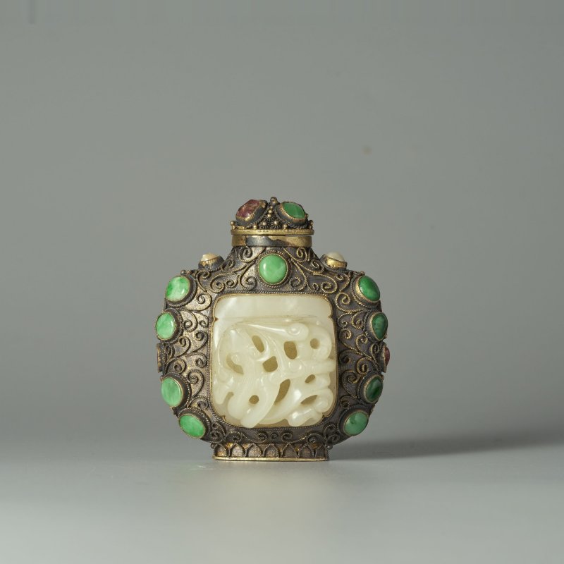 （玉）清十八/十九世紀 鍍金銀累絲嵌白玉螭龍紋帶鈎鼻煙壺 | A GILT SILVER SNUFF BOTTLE INSET WITH WHITE JADE BELT BUCKLES - 图1