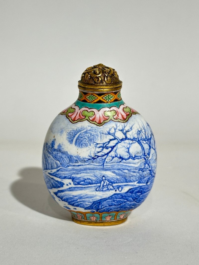 銅胎畫琺瑯⌈明式山水⌋鼻煙壺 ⌈乾隆年製⌋藍釉楷書款 | A PAINTED ENAMEL 'BLUE LANDSCAPE' SNUFF BOTTLE - 图8