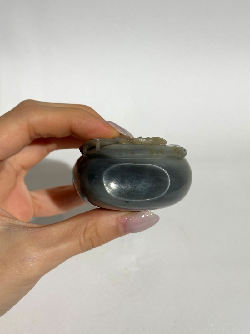 清1780-1850 蘇式灰白玉巧雕⌈高士品茗⌋鼻煙壺 | A BLACK AND WHITE JADE 'TEA CEREMONY' SNUFF BOTTLE - 图2