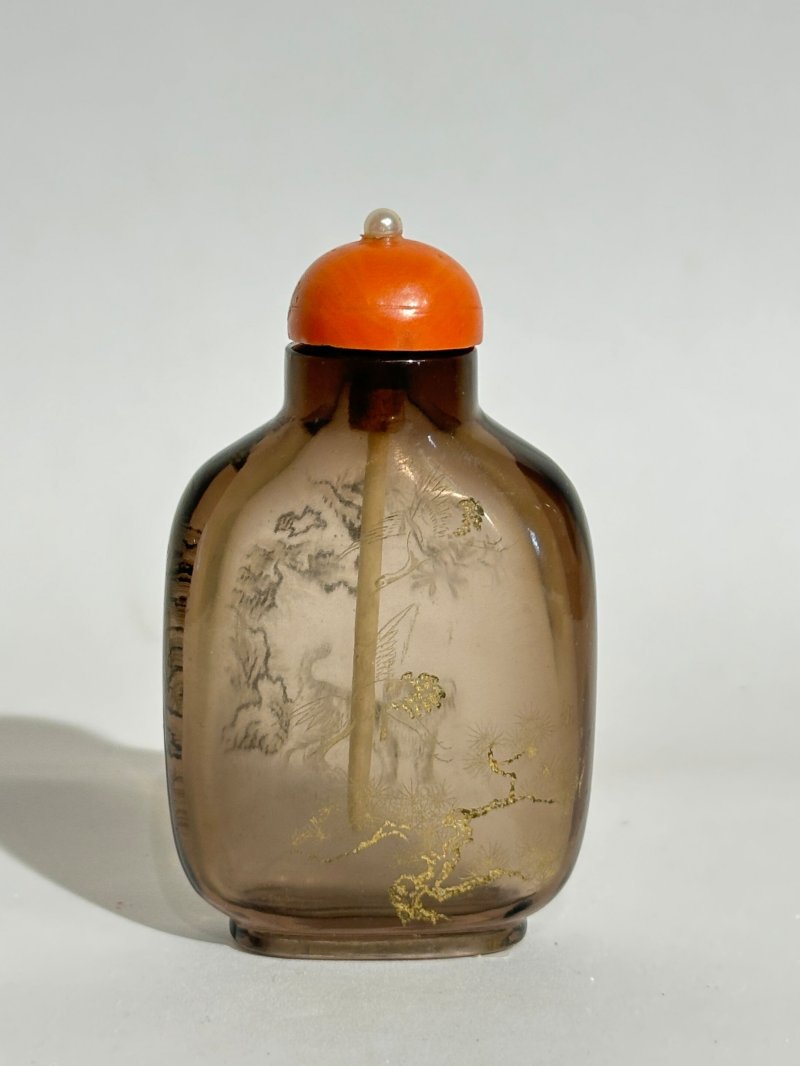 清十八/十九世紀 煙晶填金⌈松鶴延年⌋鼻煙壺 | A GILT-DECORATED SMOKY QUARTZ 'CRANE AND PINE' SNUFF BOTTLE - 图8