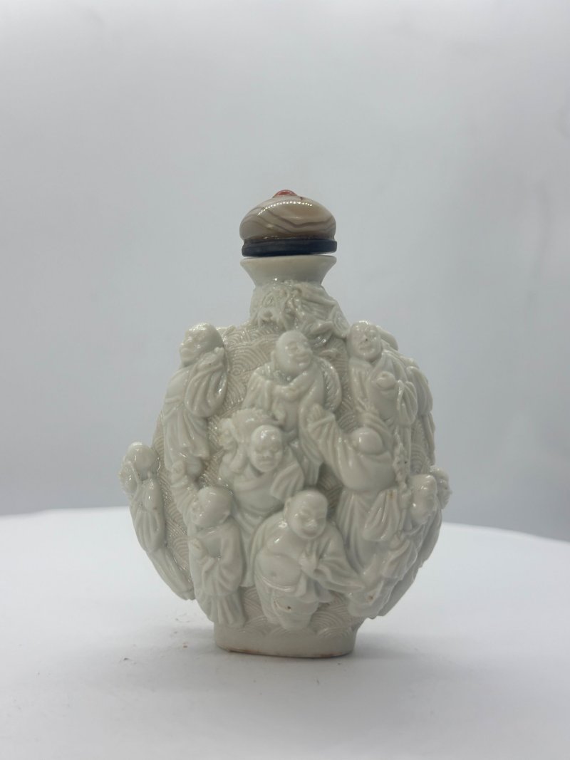 清嘉慶 瓷胎模印⌈十八羅漢⌋鼻煙壺 | A MOULDED BISCUIT PORCELAIN 'EIGHTEEN LUOHAN' SNUFF BOTTLE - 图2