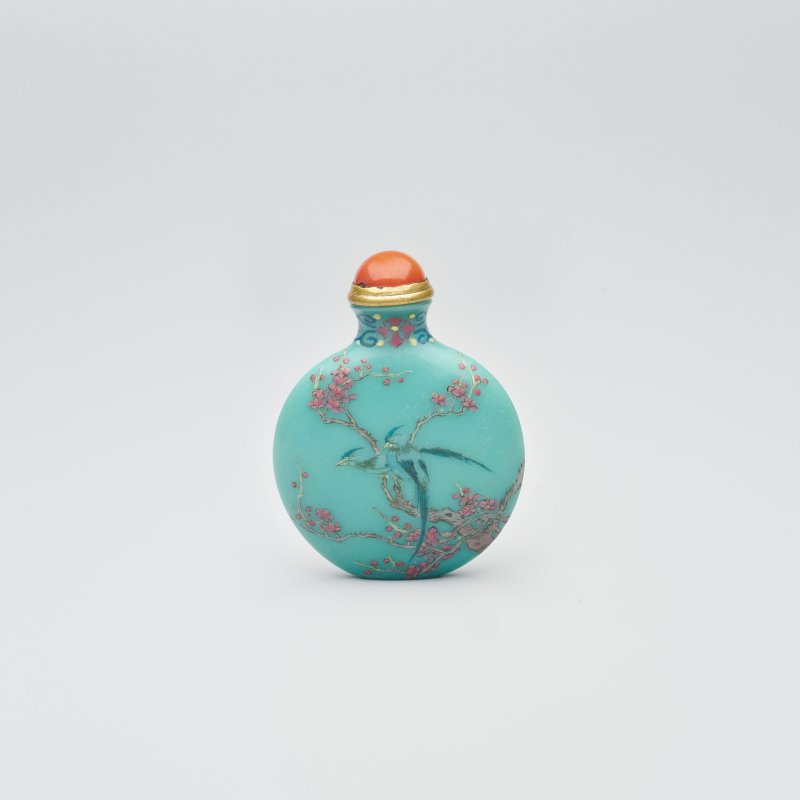 清1770-1820 松綠玻璃畫琺瑯⌈綬帶珊瑚珠⌋鼻烟壺 ⌈古月軒⌋款 | AN ENAMELLED TURQUOISE GLASS 'PARADISE FLYCATCHERS' SNUFF BOTTLE