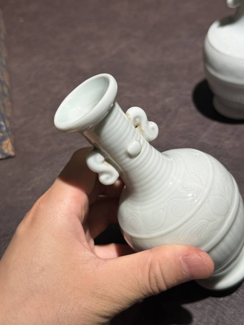 清 粉青釉花卉瓶一对 - 图9