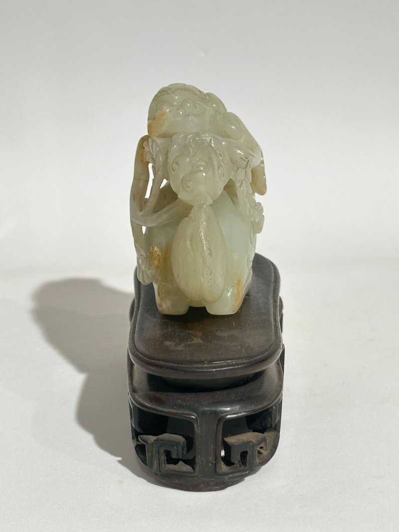清 青白玉瑞獸銜花擺件 及座 | A GREENISH WHITE JADE 'DOG' CARVING WITH RUSSET INCLUSION - 图6