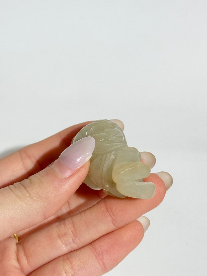 清十九世紀 青白玉⌈大小道童⌋擺件 及座 | A GREENISH WHITE JADE FIGURE GROUP - 图2