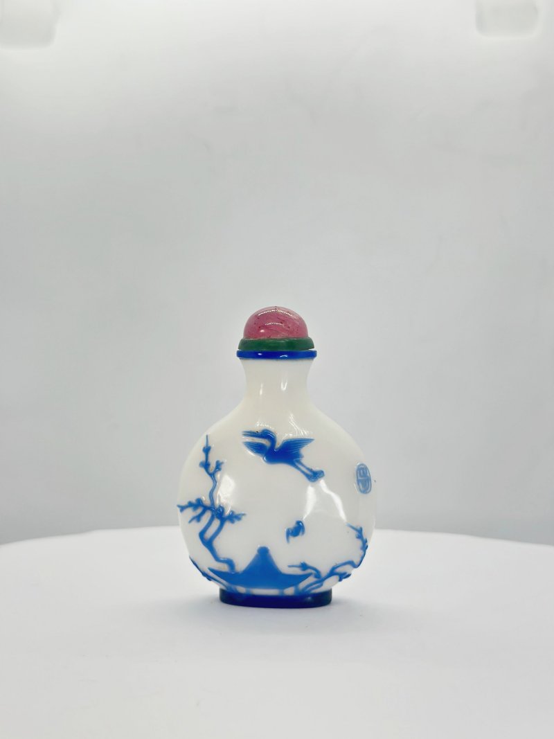 晚清 揚州風格涅白地套藍玻璃⌈日長春初⌋鼻煙壺 ⌈正可⌋款 | A BLUE OVERLAY WHITE GLASS 'BOATING' SNUFF BOTTLE - 图10