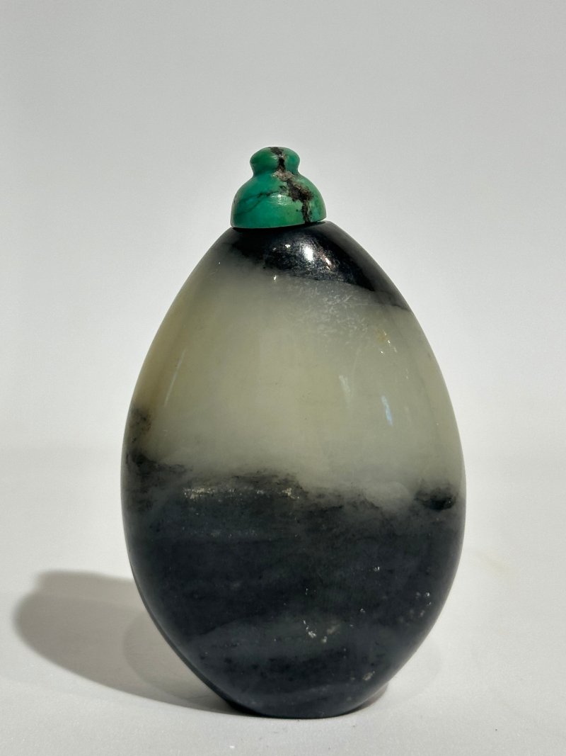 清十九世紀 黑白玉隨形鼻煙壺 | A BLACK AND WHITE JADE 'PEBBLE' SNUFF BOTTLE - 图9