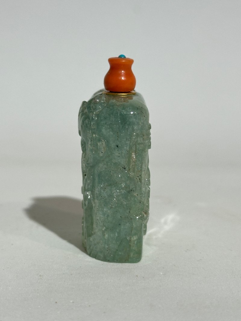 清中期 綠寶石蝠紋鼻煙壺 | A PALE GREEN BERYL 'BAT' SNUFF BOTTLE - 图6