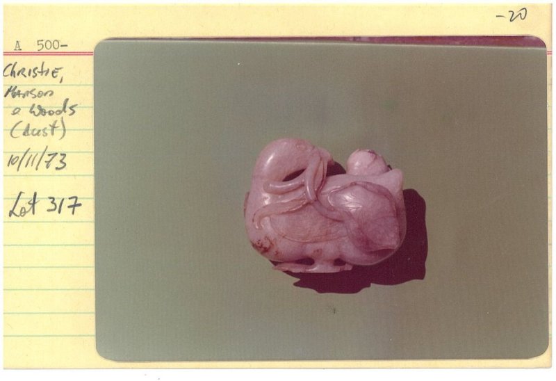 清十九世紀 青白玉⌈寶鴨銜蓮⌋擺件 及座 | A PALE GREEN JADE 'DUCK AND LOTUS' FIGURE GROUP - 图11
