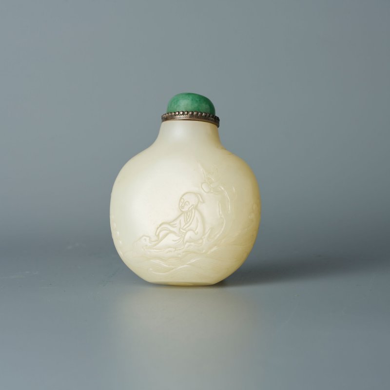 1750-1850 白玉人物紋鼻煙壺、翡翠蓋 | A WHITE JADE 'FIGURE' SNUFF BOTTLE - 图1