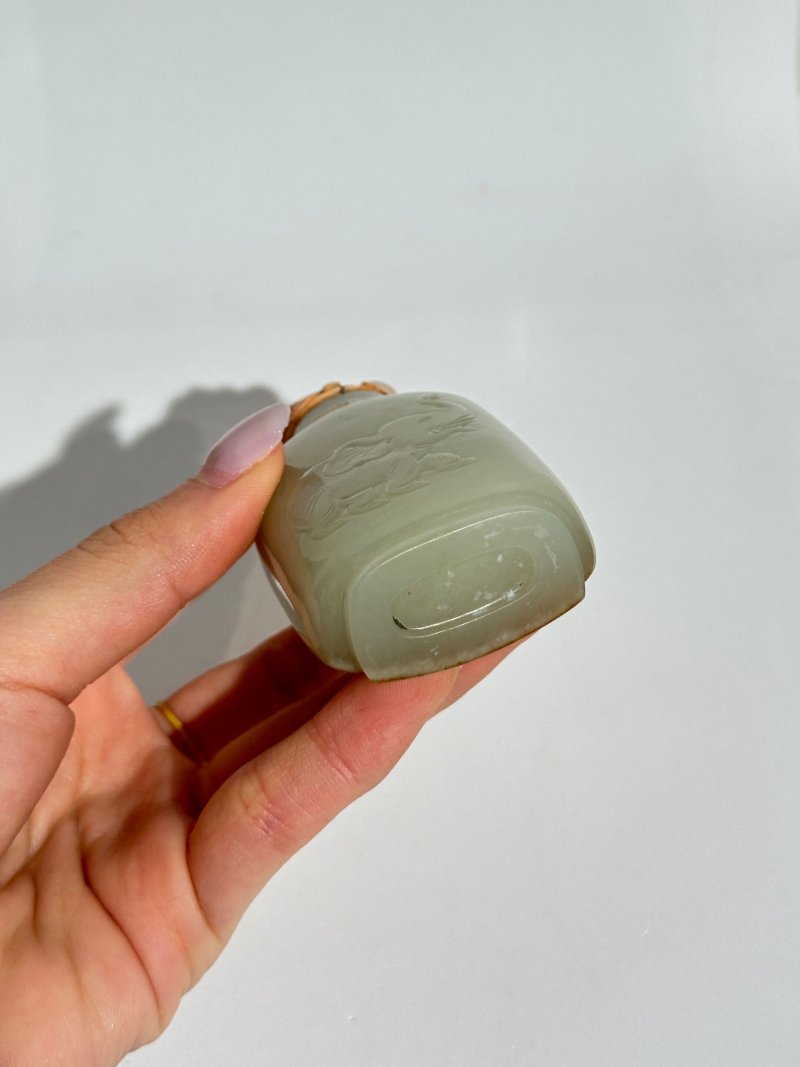 十九/二十世紀 白玉帶皮巧雕⌈出將入相⌋鼻煙壺、珊瑚鑲翡翠蓋 | A WHITE AND RUSSET JADE 'ELEPHANT' SNUFF BOTTLE - 图2